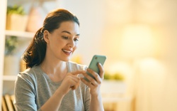 mulher usando celular