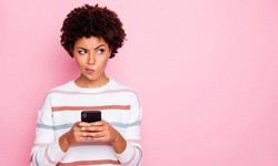 mulher com celular na mão